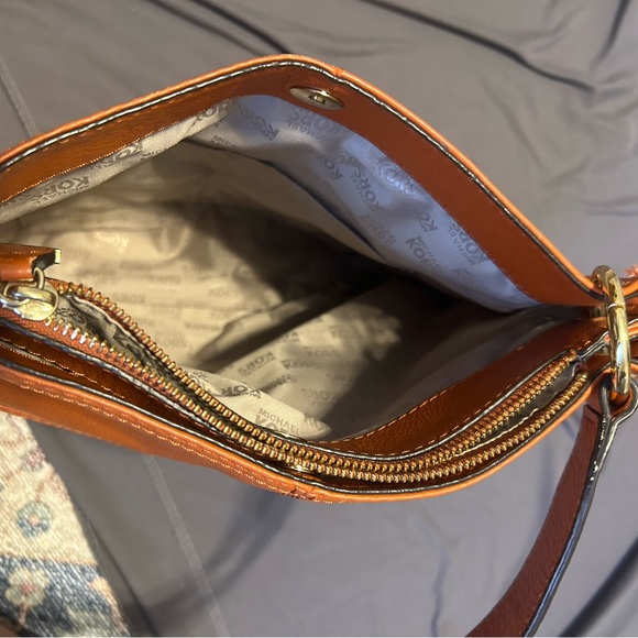 Michael Kors medium size handbag with one shoulder strap and zipper on top - Picture 3 of 5